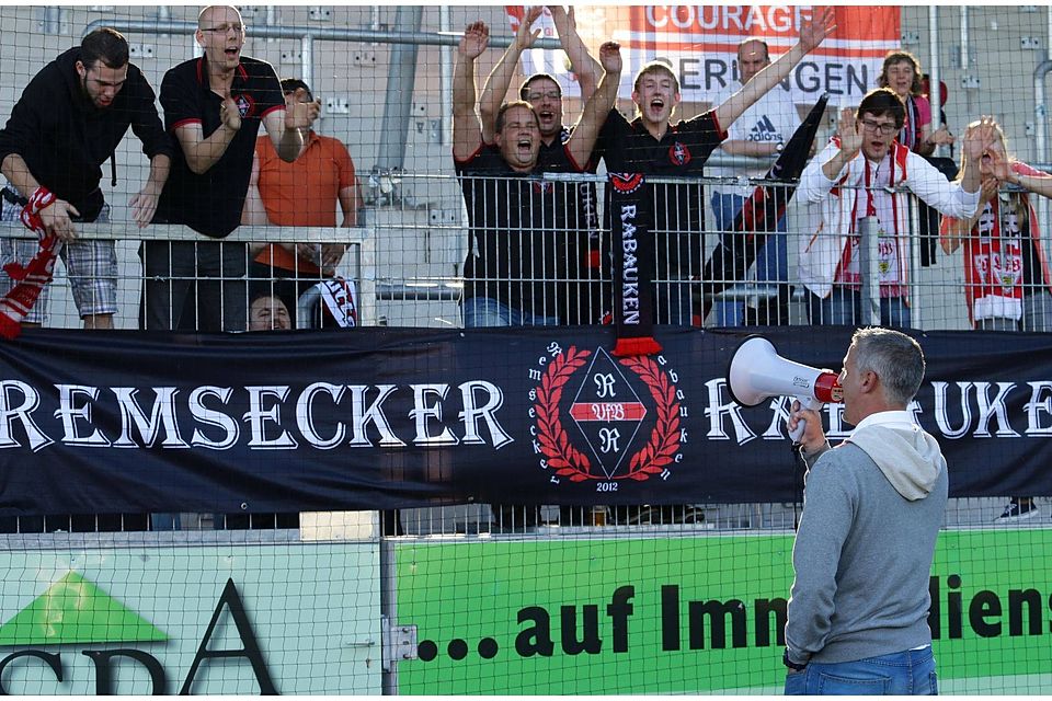 Jürgen Kramny vor den Fans des VfB II. Foto: Baumann