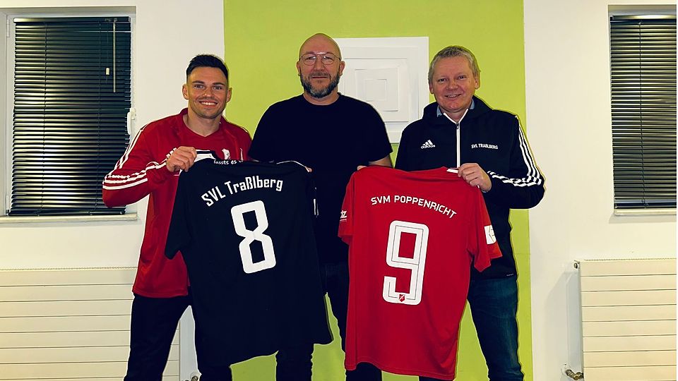 Maximilian Schmidt (SVM, links) und der Traßlberger Vereinschef Thomas Grabinger (rechts) freuen sich über die Verpflichtung von Andreas Schinhammer als Coach der neuen Spielgemeinschaft.