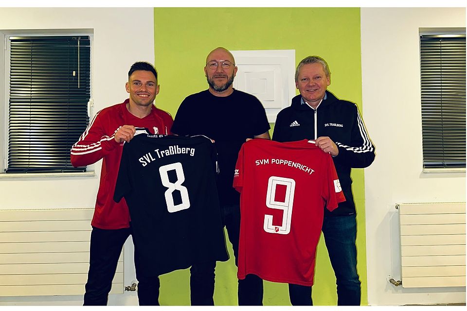 Maximilian Schmidt (SVM, links) und der Traßlberger Vereinschef Thomas Grabinger (rechts) freuen sich über die Verpflichtung von Andreas Schinhammer als Coach der neuen Spielgemeinschaft.