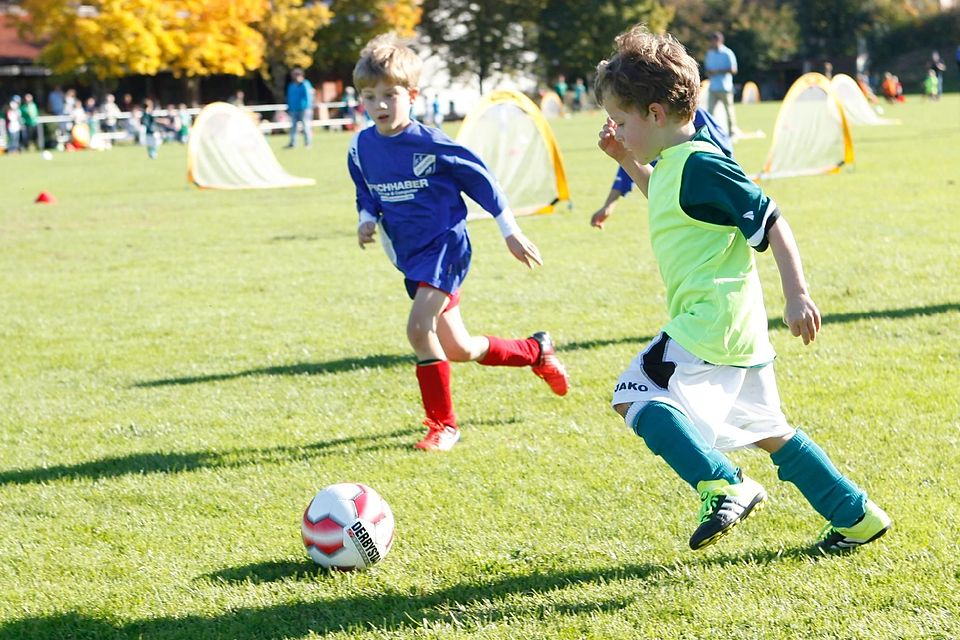 Alle Kids immer am Ball: Funino soll den Fußball bei den ganz Kleinen altersgerechter machen - viele Vereinsverantwortliche sind noch nicht ganz überzeugt.