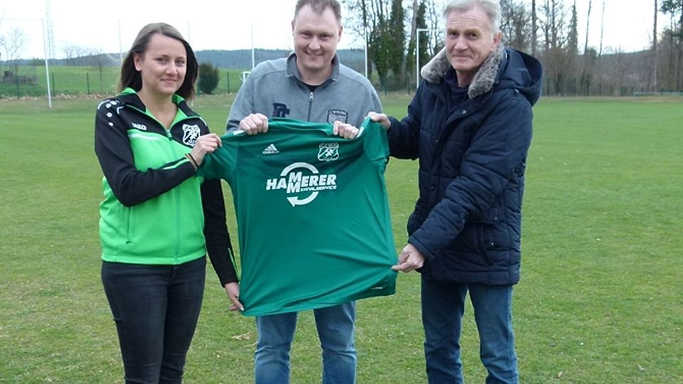 Zusammen stark für den FC (v. l.): Julia Lösche (Abteilungsleitung Fußball), Daniel Friedl (Trainer), Markus Bösl (FC-Vorsitzender).