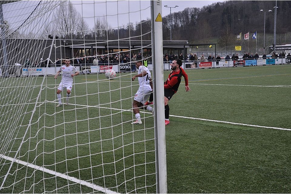 Eren Öner trifft per Direktabnahme zum 2:0 ins welsche Gehäuse.
