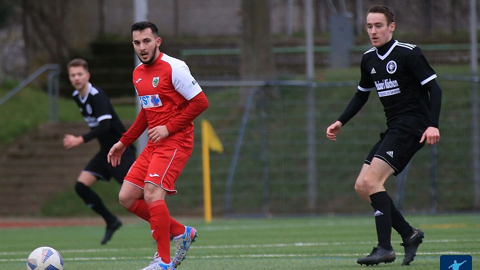 Gelungene Reaktion: Die U21 von Wormatia Worms und Arijan Pajaziti (in rot im Duell mit dem SVW Mainz) erkämpfen sich gegen den SV Viktoria Herxheim ein Remis.
