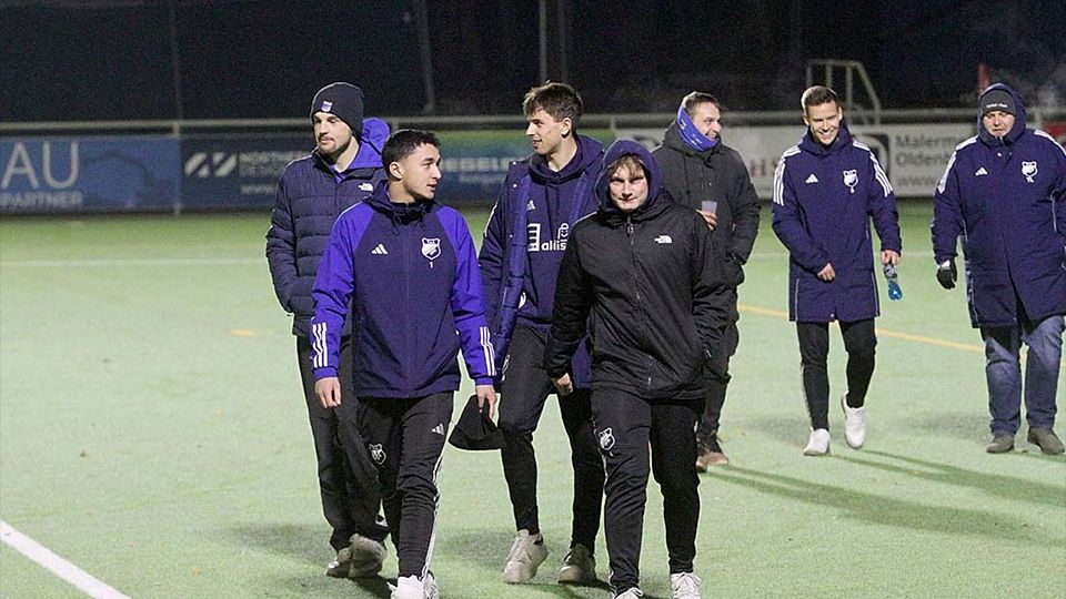 Der TuS Rotenhof auf dem Weg über den Kunstrasen im Kilia-Stadion zur geselligen Runde.