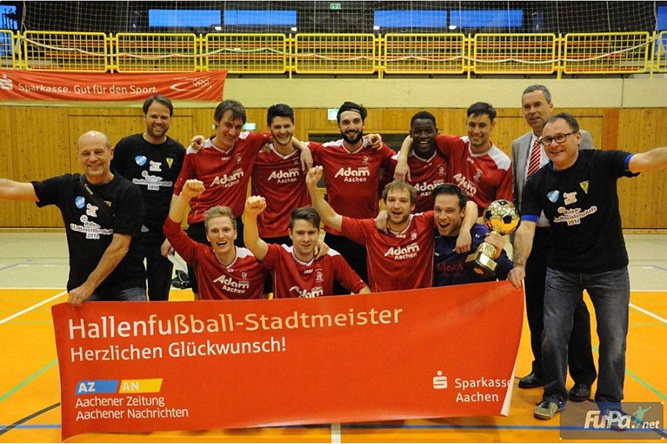 Verdiente Sieger nach einem spektakulären Finale: Die Spieler des SV Eilendorf bejubeln ihren Triumph bei der fünften Aachener Hallenfußball-Stadtmeisterschaft. Foto: Kurt Bauer