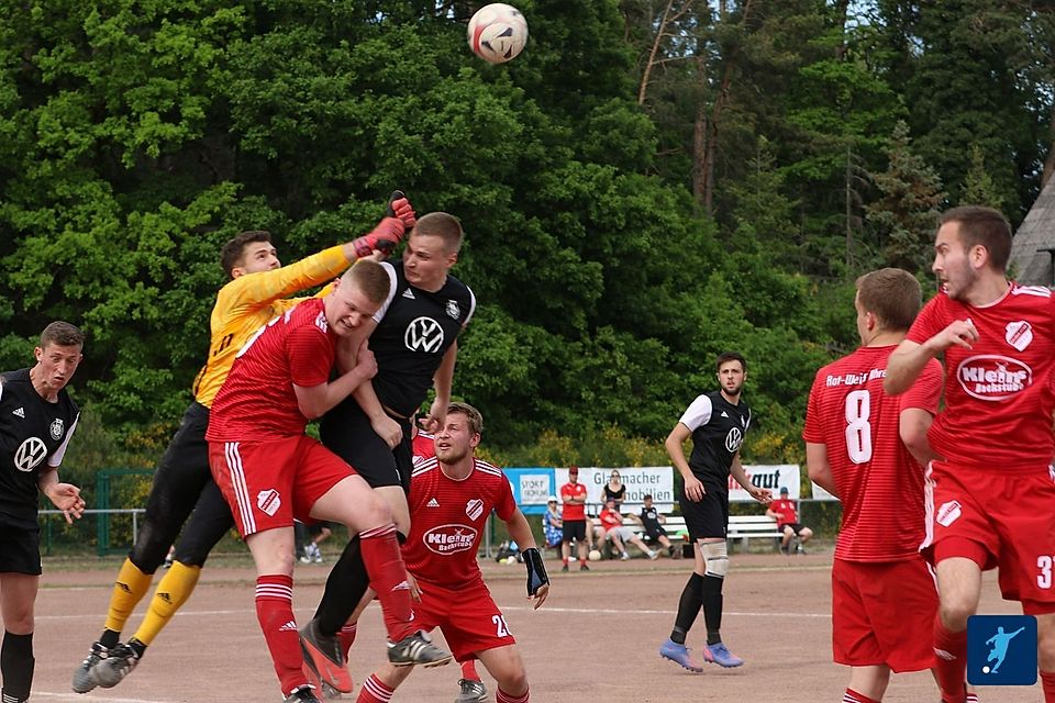TuS Mechernich und Rot-Weiß Ahrem spielen auch 2022/23 in der Bezirksliga.