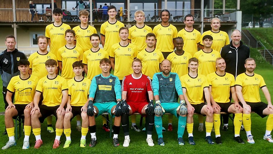 Der SV Bad Tölz vor der Saison 2025/26 in der Kreisklasse 2: (vo., v.li.): Tim Jantz, Moriz Hohenreiter, Deniz Cakir, Magnus Müller, Max Hollmann, Jan Scheffel, Lukas Kiening, Jonas Trautwein, Simon Essendorfer, (Mi., v.li.) Trainer Thomas Gärner, Davide Ferrandino, Lukas Winschel, Gregor Schmied, Johannes Waldherr, Simon Froböse, Coly Balde, Muhammed Budak, Co-Trainer Dominik Hiederer, (hi., v.li.) Fynn Stöcker, Jonas Lützel, Tobias Maier, Tobias Wilkes, Justin Maier, Christian Thiel und Giorgi Gavashelashvili.