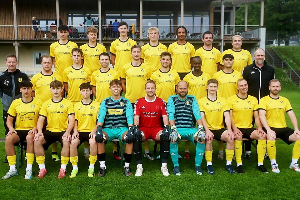 Der SV Bad Tölz vor der Saison 2025/26 in der Kreisklasse 2: (vo., v.li.): Tim Jantz, Moriz Hohenreiter, Deniz Cakir, Magnus Müller, Max Hollmann, Jan Scheffel, Lukas Kiening, Jonas Trautwein, Simon Essendorfer, (Mi., v.li.) Trainer Thomas Gärner, Davide Ferrandino, Lukas Winschel, Gregor Schmied, Johannes Waldherr, Simon Froböse, Coly Balde, Muhammed Budak, Co-Trainer Dominik Hiederer, (hi., v.li.) Fynn Stöcker, Jonas Lützel, Tobias Maier, Tobias Wilkes, Justin Maier, Christian Thiel und Giorgi Gavashelashvili.