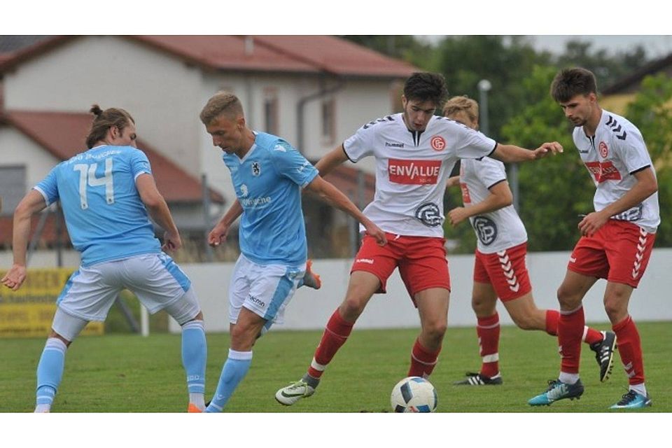 Gegen die U21 des TSV 1860 München geriet der 1. FC Passau (weiße Trikots) mit 1:5 unter die Räder F: Geisler