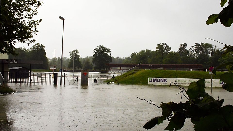 Am Sonntagvormittag war das Gundelfinger Schwabenstadion schon in einer Höhe von mehr als einem Meter überflutet. Und der Pegel steigt weiter.