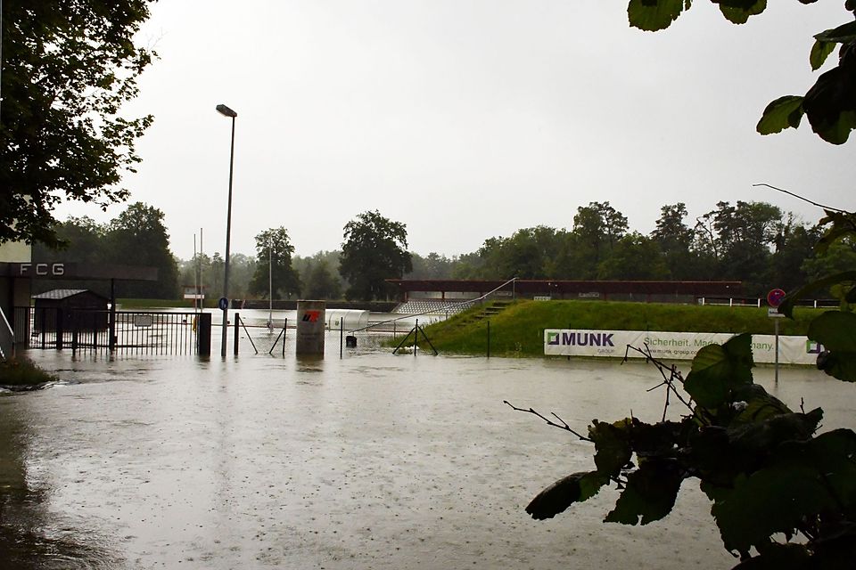 Am Sonntagvormittag war das Gundelfinger Schwabenstadion schon in einer Höhe von mehr als einem Meter überflutet. Und der Pegel steigt weiter.