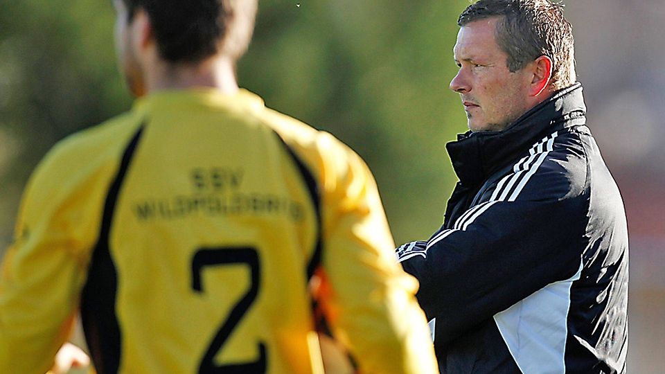Trauert der verpassten Chance nach, die Serie zu durchbrechen: Trainer Stefan Feneberg (rechts). Auch beim vierten Mal nach dem Aufstieg in die Bezirksliga musste der SSV Wildpoldsried direkt zurück in die Kreisliga.  Foto: Michael Oswald