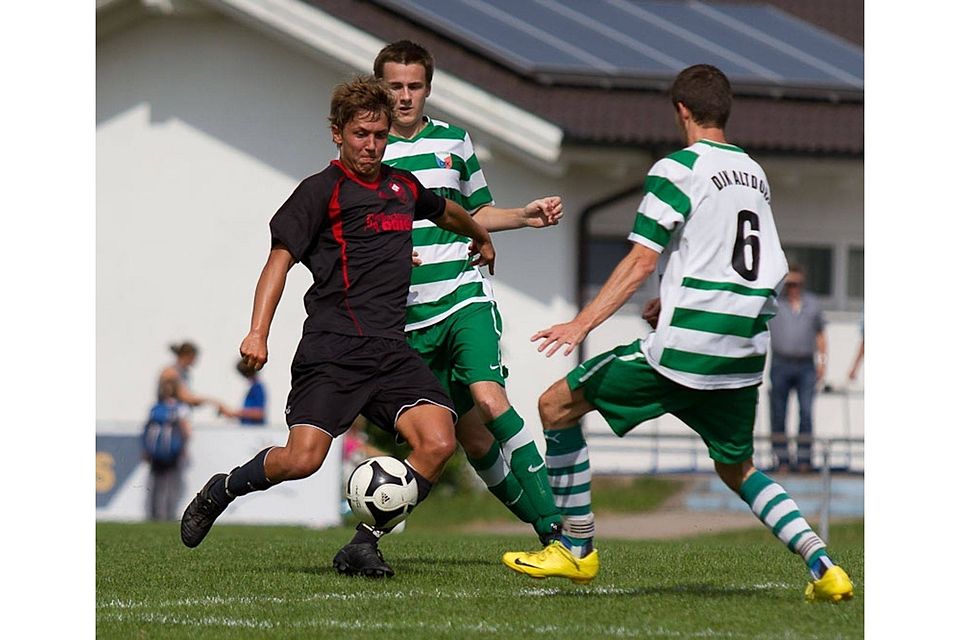 Siegreich im Nachholspiel: Die DJK SV Altdorf (grün-weißes Trikot, hier gegen den SV Kumhausen) gewann das Nachholspie beim SC Buch mit 5:0. lFoto: Max Feierabend