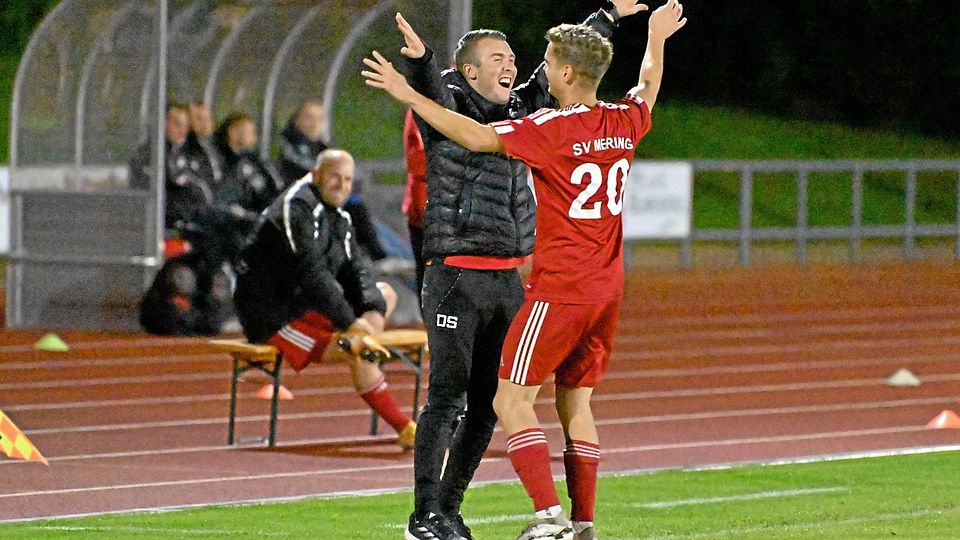 Einmal tief durchatmen: Merings Trainer Dominik Sammer freut sich mit Torschütze Massimo Pegoraro.