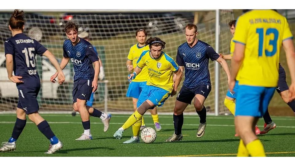 Jan Luca Auriga (am Ball), der hier wenig Platz bekommt, und seine Kollegen von der SG Waldsolms müssen sich (v.l.) Valentin Scheld, Luca Knittel, Justus Born und Co. von der SG Eschenburg knapp mit 1:2 geschlagen geben. © Jonathan Ortmann