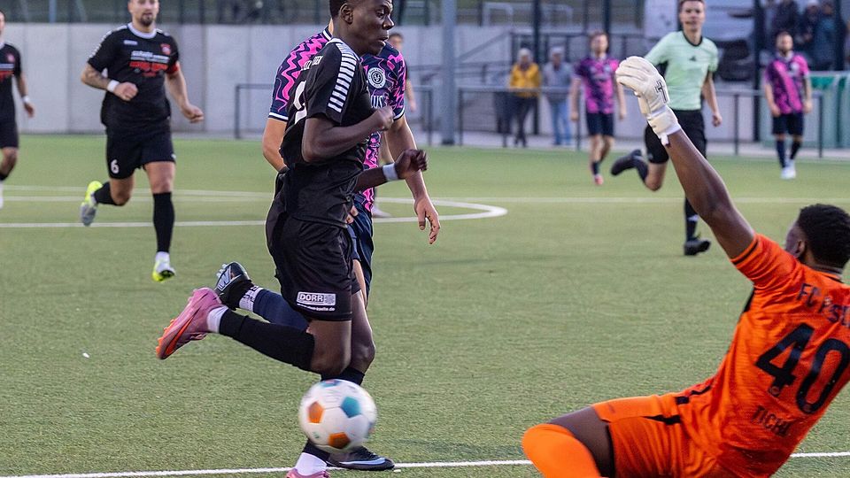 Auch er verpasst einen Treffer für Teutonia Weiden: Der für den schwer verletzten Baran Kilic eingewechselte Shadrac Don Futi.