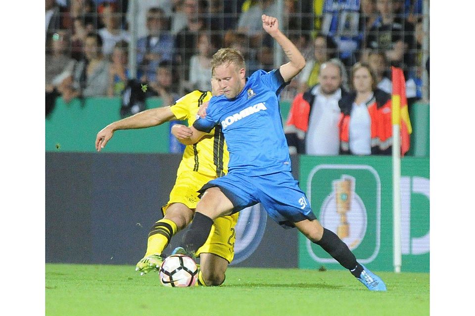 Im DFB-Pokalspiel gegen Dortmund wird der Trierer Rico Gladrow (in Blau) von Sokratis attackiert. Foto: Eibner Im DFB-Pokalspiel gegen Dortmund wird der Trierer Rico Gladrow (in Blau) von Sokratis attackiert. Foto: Eibner