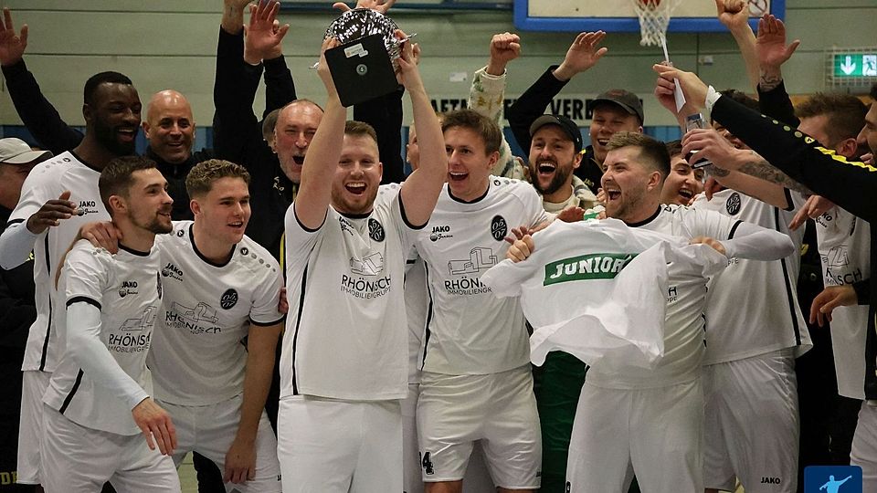 Odenkirchen feiert den Pokalgewinn.