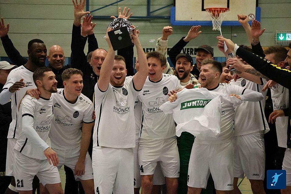 Odenkirchen feiert den Pokalgewinn.