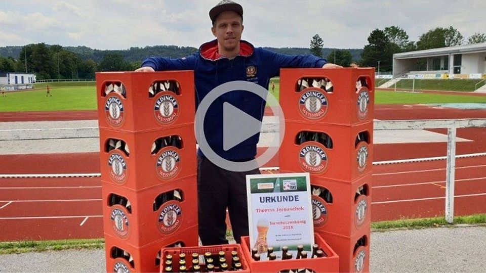 Torjäger Thomas Jerouschek posiert mit den 15 Kästen Erdinger Weißbier. F: FVO
