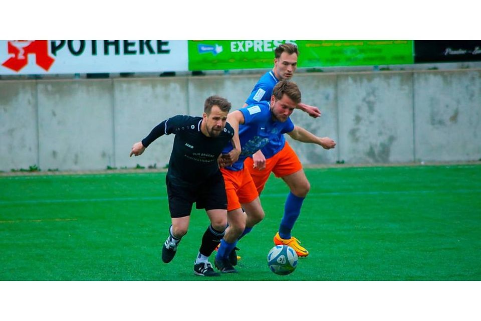 Jan-Niklas Will (l.) - hier im Clinch mit Darius Herzler - ist mal wieder der zumindest vorentscheidene Mann für die SG Ehringshausen/Dillheim. Beim 3:1-Auswärtserfolg gelingt ihm kurz nach der Pause ein Doppelpack. Foto: Lea Kuhn 