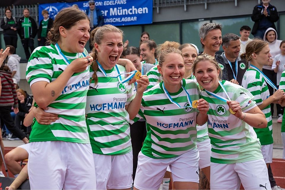 Glückliche Gesichter bei der SpVgg Greuther Fürth nach dem Pokalsieg gegen Wacker