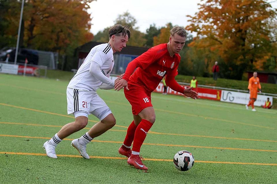 Paul Meseberg (Kilia Kiel) im Hinspiel gegen Max Spreitzer  (li., Kaltenkirchener TS).