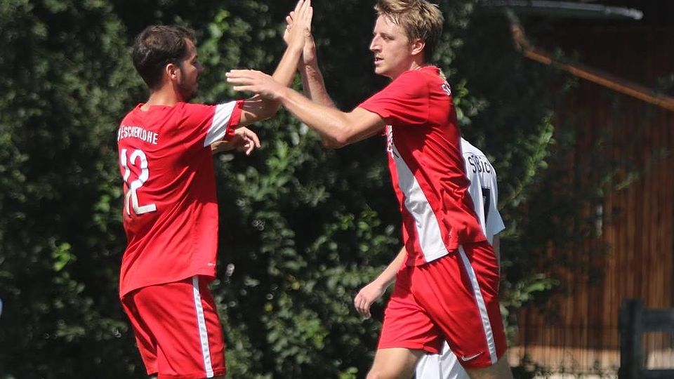 Es läuft prächtig: Eschenlohes Florian Schorer (r.) bejubelt mit Marcel Wittwer den Treffer zum 2:2.
