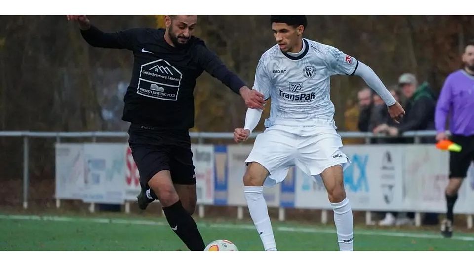 Beweist beim VfB Wetter mit seiner SG Naunheim/Niedergirmes in der Fußball-Gruppenliga große Moral: Sedat Aktas (l.), der die Aufholjagd seiner Farben einläutet. (Archivfoto) © Isabel Althof