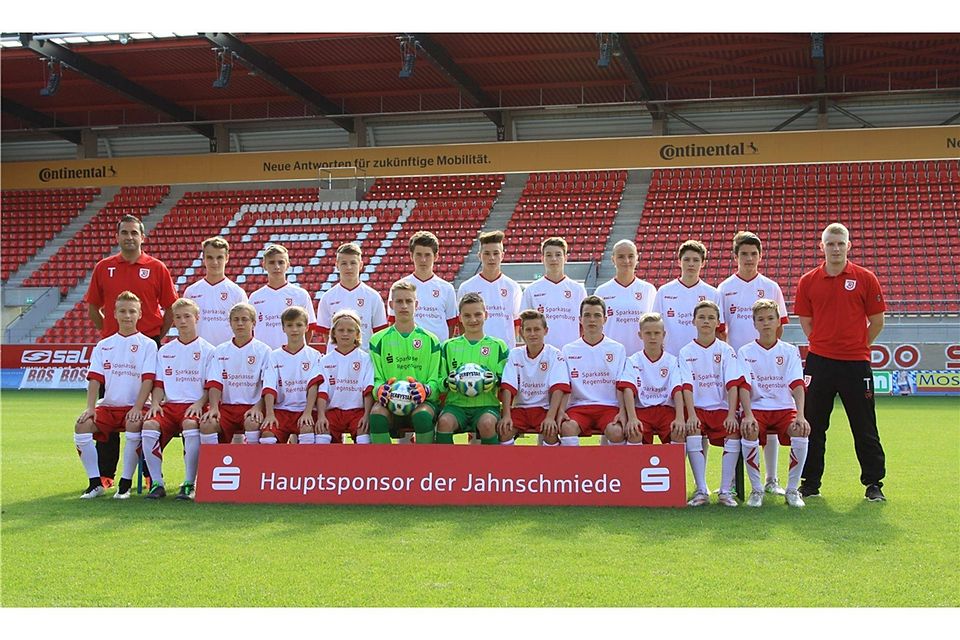 Als erstes C-Junioren-Team vertritt der SSV Jahn die Oberpfalz in der Regionalliga Süd. Nicht nur das Teamfoto entstand in der Conti-Arena, am Sonntag wird dort gegen Freiburg auch gespielt.  Foto: SSV Jahn