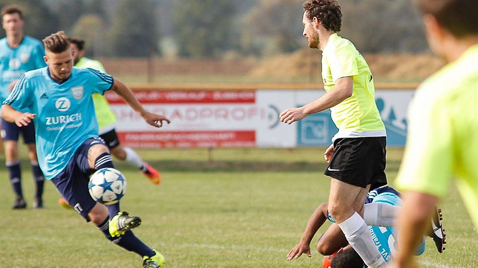 Der Bosnier Mesko Becirovic (li.) im Trikot des SVL Traßlberg. F: Egerer