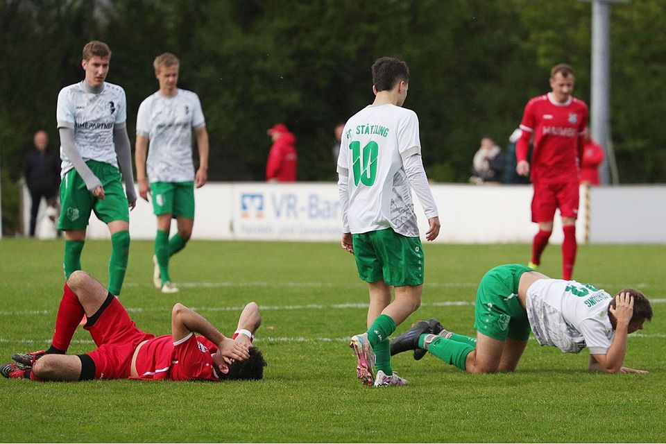 Eine offenbar schmerzhafte Begegnung endet in einem torlosen Remis. Am Saisonende könnte das 0:0 im Spitzenspiel dem Verfolger FC Stätzling (grün-weiß) mehr wehtun als dem TSV Hollenbach. 