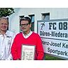 Erwin Kaiser erhält als neues Ehrenmitglied des FC Niederau die besten Glückwünsche vom Vorsitzenden Rainer Krosch. Foto: heb