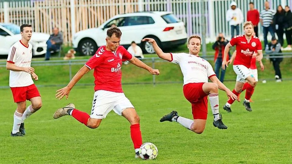 Doppeltorschütze für den FV Ettenheim: Finn Dorer (links) zieht ab zum 2:1.