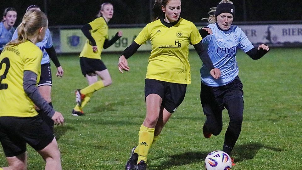 Vor allem in der zweiten Halbzeit am Drücker: Die Attenkirchener Fußballerinnen um Franziska Lorenz (2. v. r.) mussten diesmal nicht bis zum Schluss zittern.