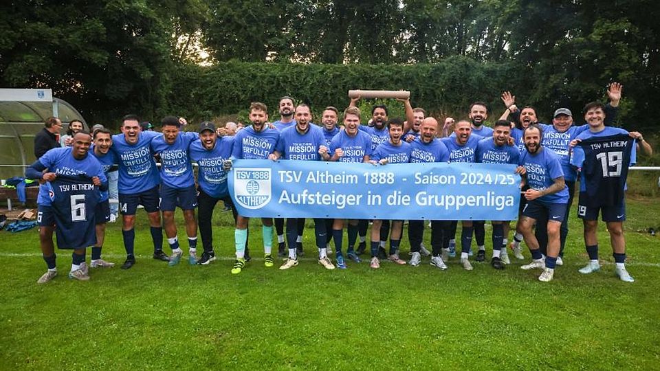 So sehen Sieger aus: Der TSV Altheim hat sich die Meisterschaft in der Fußbll-Kreisoberliga Dieburg und damit auch den Gruppenliga-Aufstieg gesichert.	Foto: Guido Schiek