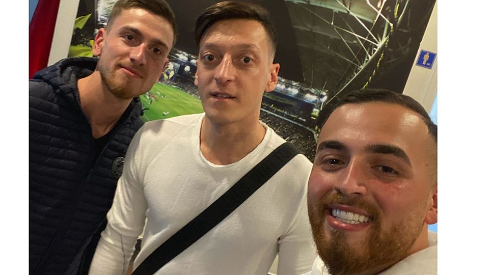 Can Hasankahyaoglu (rechts) mit Mesut Özil (Mitte) und seinem Bruder Selim (links)