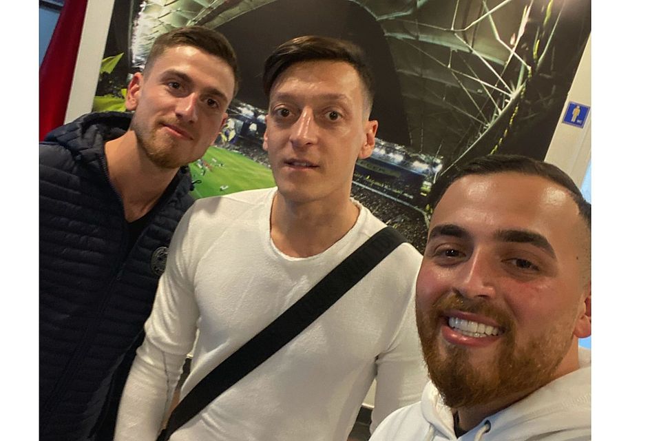 Can Hasankahyaoglu (rechts) mit Mesut Özil (Mitte) und seinem Bruder Selim (links)