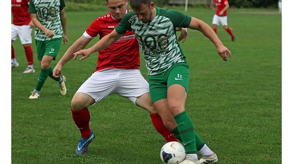 Mut wünscht sich Kevin Boos von seiner Mannschaft - so wie hier gegen RWO Alzey (links Eugen Bauer, rechts der Gundersheimer Sebastian Engelhardt).	Foto: Christine Dirigo / pakalski-press
