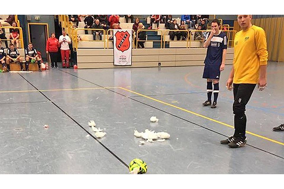 Die Lützelburger Spieler und die Zuschauer staunten nicht schlecht, als der geplatzte Futsal sein Innenleben preisgab.  Foto: Oliver Reiser