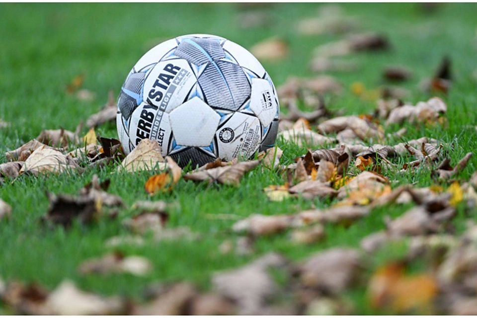 Herbststimmung im Amateurfußball: Auch die Oberliga verabschiedet sich in die Winterpause.  | Foto: Patrick Seeger
