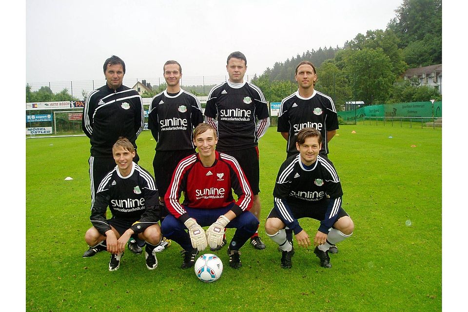 Coach Ziegler und seine sechs Neuen: hinten von links.: Trainer Robert Ziegler, Alexander Jobst (SV Seligenporten), Andreas Endlein (ASV Neumarkt), Martin Kraus (FC Amberg). vorne von links: Michael P