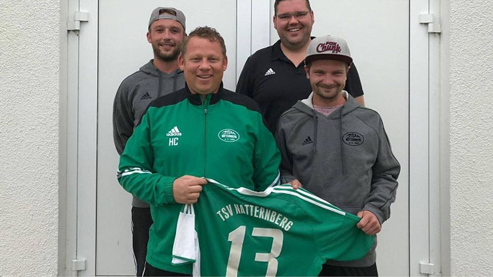 Die beiden Trainer Andreas und Thomas Rothkopf (hinten) sowie Abteilungsleiter Christian Halser begrüßen Daniel Schreiner beim TSV Natternberg.
