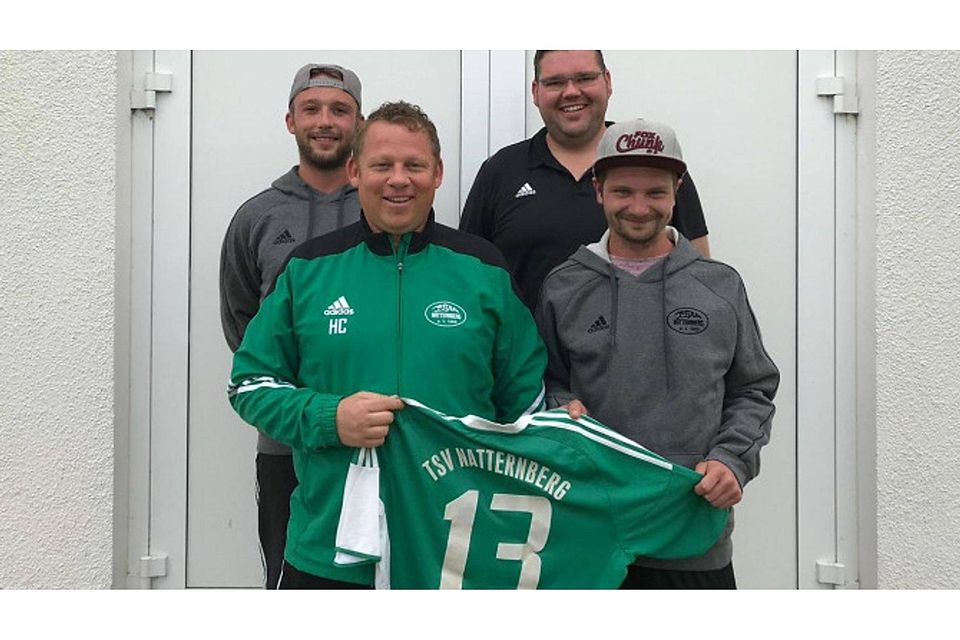 Die beiden Trainer Andreas und Thomas Rothkopf (hinten) sowie Abteilungsleiter Christian Halser begrüßen Daniel Schreiner beim TSV Natternberg.