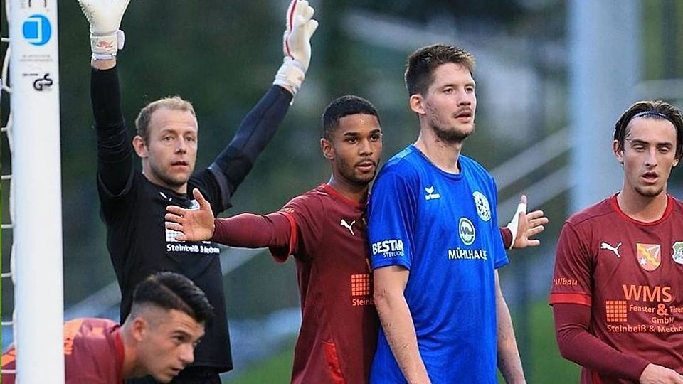 Körperlich ist Peter Schmetz (blau) mit fast zwei Metern eine Naturgewalt.