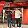 Voller Einsatz für den Kampf gegen Blutkrebs: Heiko Grobis (NTRT-Fussballreport), Laura Jenter (DKMS) und Wolfgang Poddig (von links) bei der Abschlussveranstaltung der erfolgreichen Aktion „Kicken gegen Blutkrebs“ in Kusterdingen. Die gemeinsame Initiative führte zu 1.264 Neuregistrierungen – inzwischen konnten daraus bereits zwei passende Stammzellspender gefunden werden. Foto: DKMS