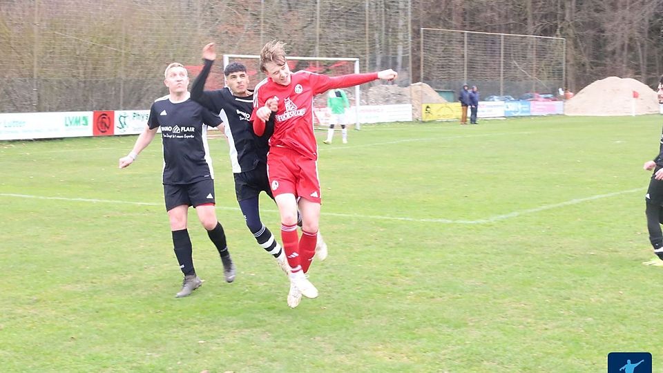 Durch den Heimsieg gegen den SV Inter Bergsteig II (in Schwarz) gab der 1. FC Neukirchen (in Rot) seinen Ambitionen auf Platz 3 neue Nahrung.