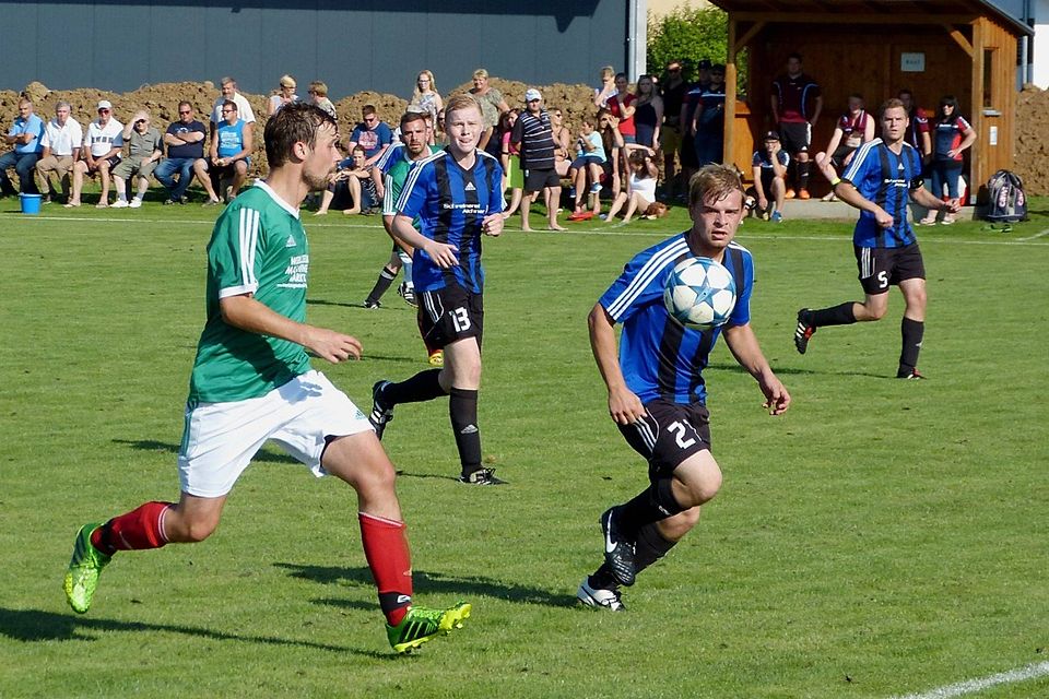 Der FC Labertal (in Blau) könnte am Sonntagabend neuer Tabellenführer in der A-Klasse sein. F: Glowasz