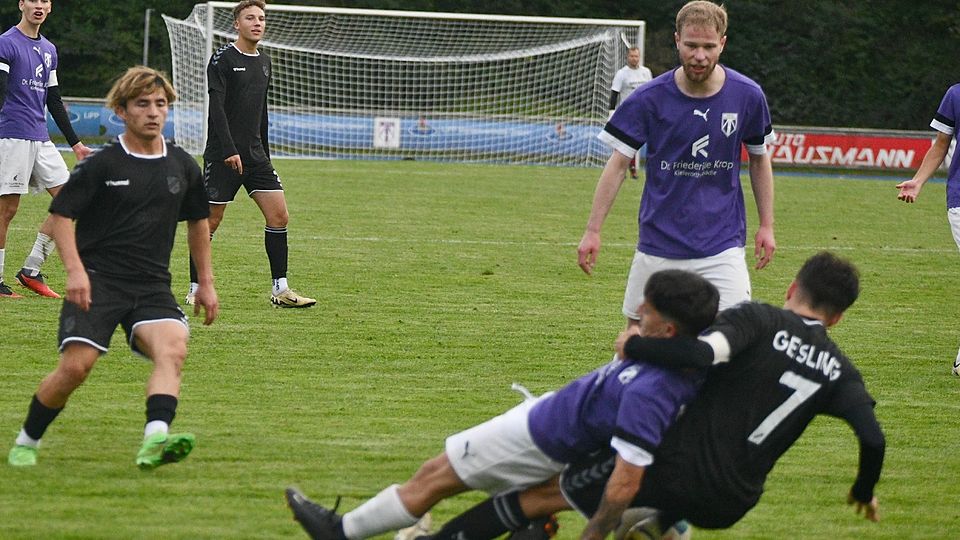 Rassige Zweikämpfe bot das Stadtderby. Hier ringt Geislings Daniel Hudler (Nr.7) seinen Altenerdinger Kontrahenten Juan Diego Gomez Moreno zu Boden.