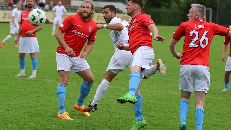 Das Nachsehen hatten Harry Pufall (links) und Lupo Martini Wolfsburg im Finale gegen Mohamad Saade und den 1. FC Wunstorf.